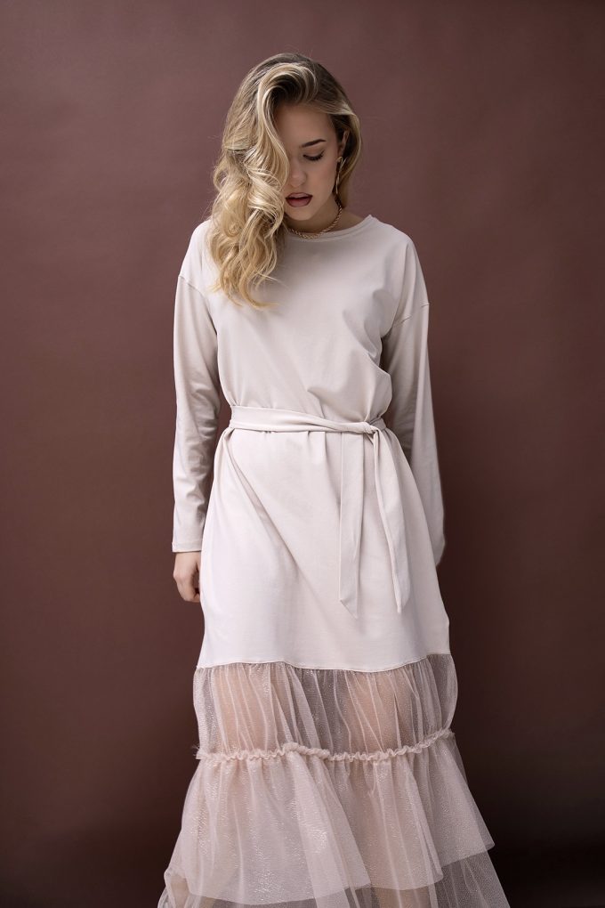 CANDY sukienka z tiulową falbaną, beżowa